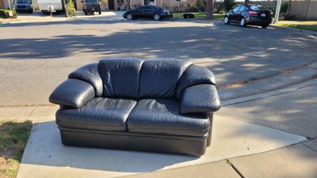 Free black leather Love seat couch. Great condition!