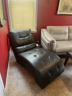 Black Leather-like lounge chair - Incredibly comfortable