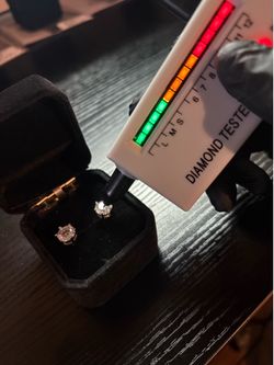 VVS1 Moissanite stud earring