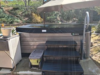 2020 Used HotSpring Grandee NXT 7-Person Jacuzzi with Cover