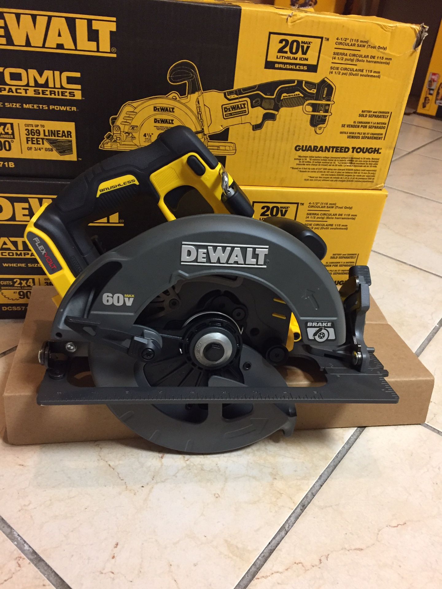 Dewalt FLEXVOLT 60-volt max lithium- lon Cordless Brushless 7-1/4 in Circular Saw (Tool-Only)