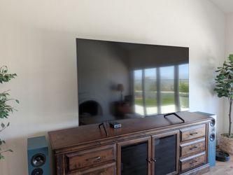 82 Inch Samsung TV Model UN82TU700D