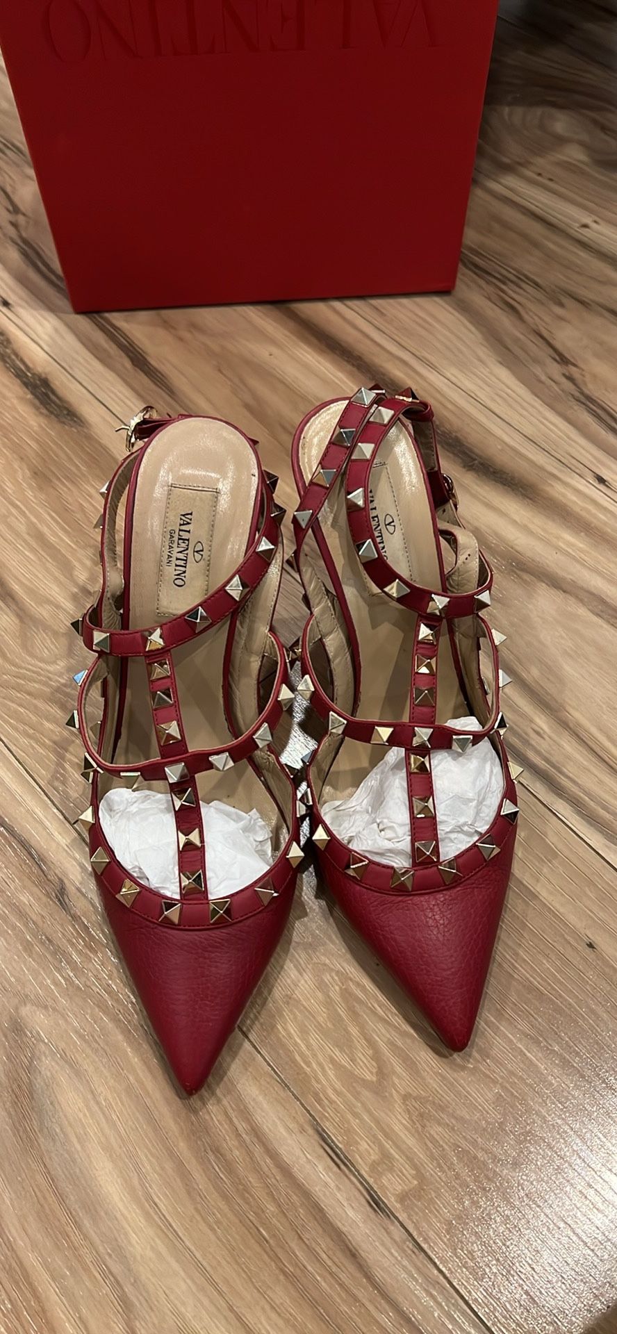 Valentino Rockstud Caged,Dark red. NOT FREE LOOK IN BIO.