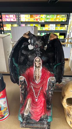 Santa muerte roja con gárgola