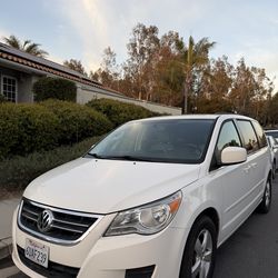 Volkswagen routan 2011