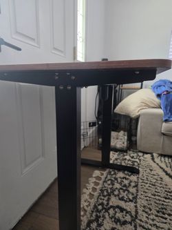 Electric height-adjustable standing desk