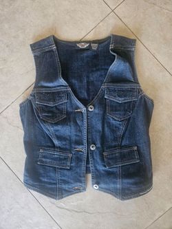 Sleeveless denim vest SIZE SMALL  featuring bold Harley-Davidson logo on back.