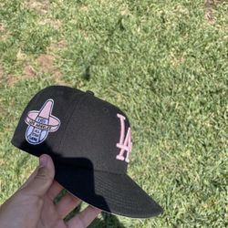 La fitted black and pink