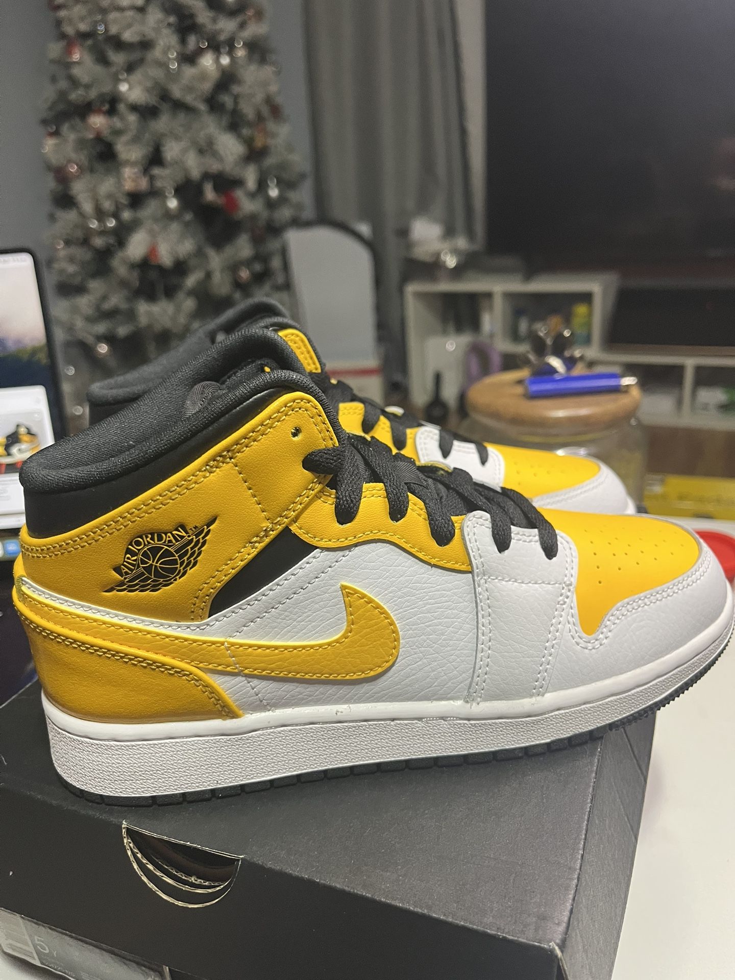 Nike Air Jordan 1 Mid GS University Gold Size 5Y 554725-170