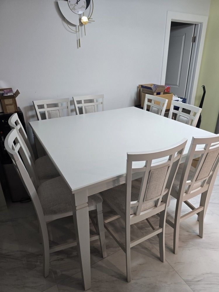 Almost New Dining Rooms Set 8 Chairs