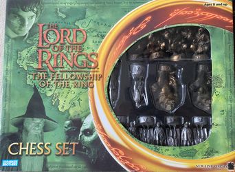 *RARE* Lord of the Rings Chess Set (Complete)