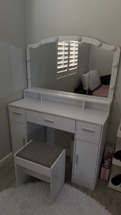 Makeup vanity