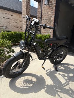 Electric Bike – 34 MPH • 70-Mile Range Front & Back Camera + CARPLAY - LIKE NEW!!