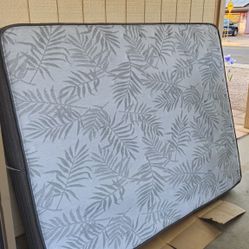 Queen Size Mattress Sealy Posturepedic Plus