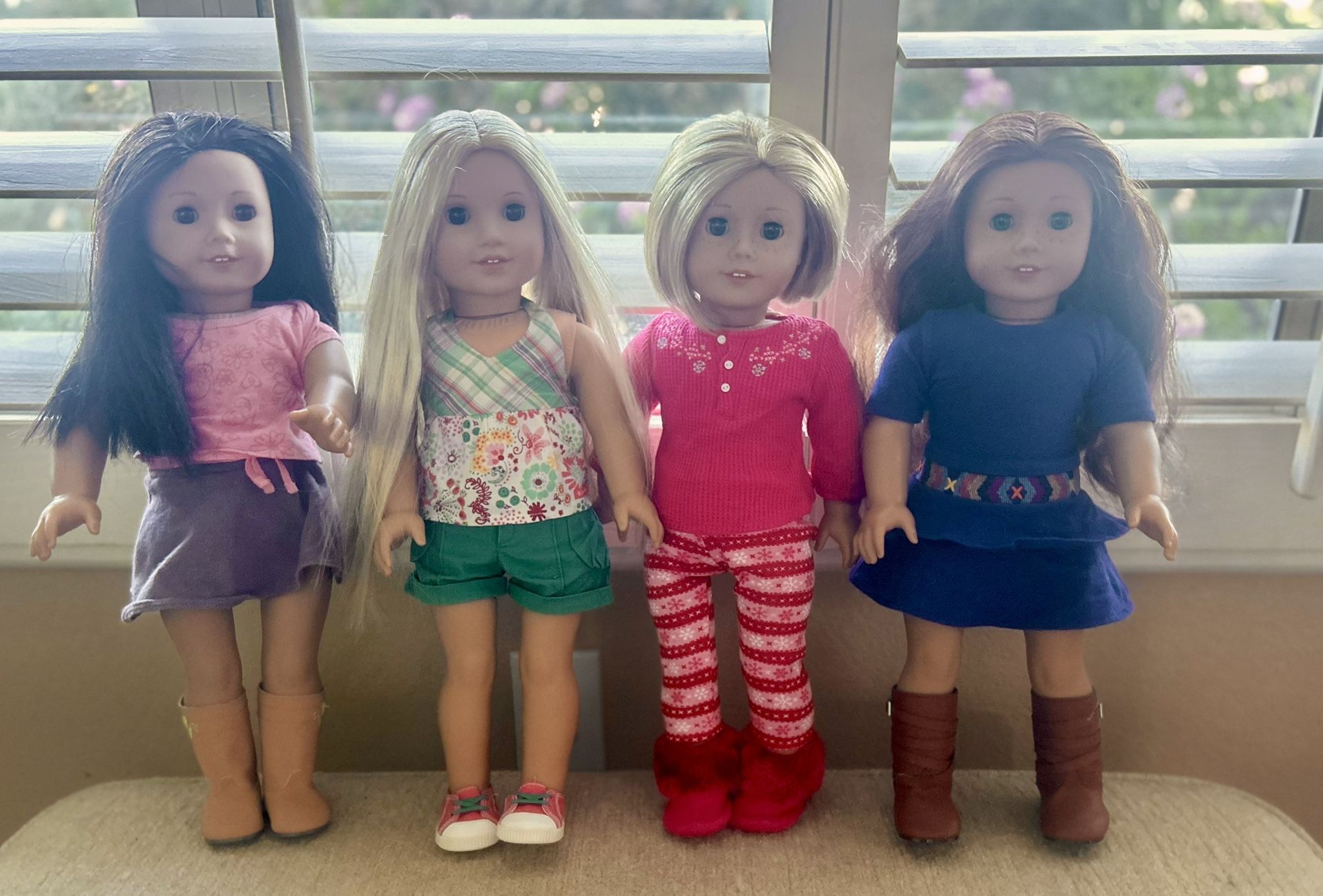American Girl 4 Dolls With Clothes And Accessories