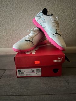 Indoor soccer shoes