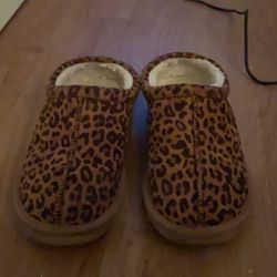 Cute ugg dupes size 3 in kids cheetah print soft and cuddly inside
