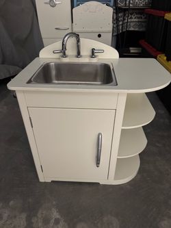 Pottery Barn Kids Retro Kitchen in excellent condition