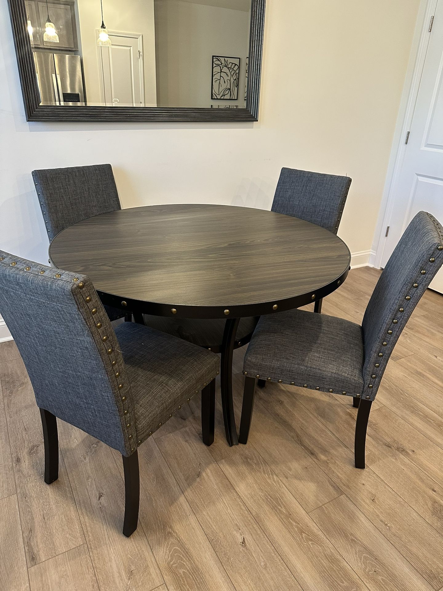 Round Table & Chairs