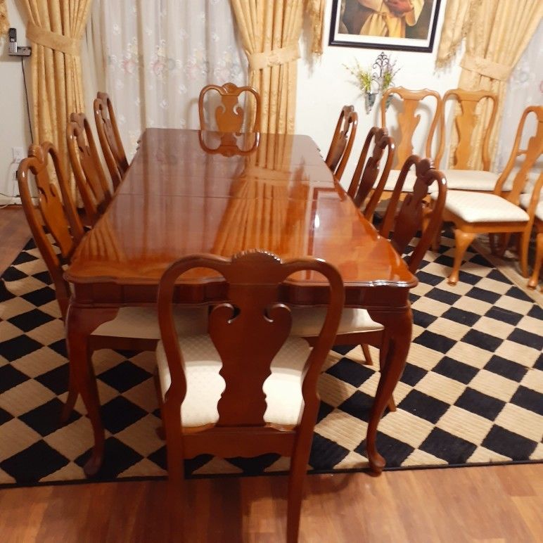 🌿🌹Beautiful Dark wooden dining room table with 8 chairs Sets EXELLENT CONDITION AND LIKE NEW 🌹 Table have 2 leaves Each leaf 12 inches .e