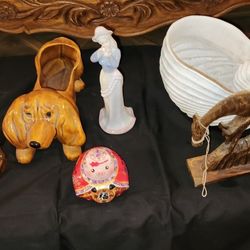 Lot Of Curio Cabinet Deco
