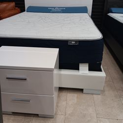 *Ad Special*---Renaissance Stunning White Queen/King Bed And Nightstand Sets---Now $499---Delivery And Financing🙌