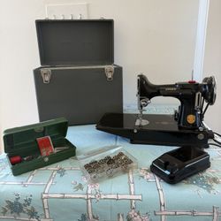 1939 Feather Weight Singer Sewing Machine