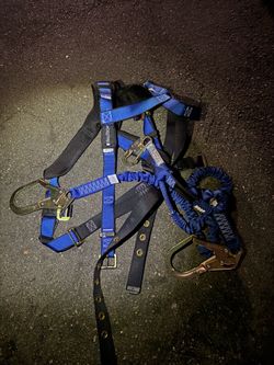 FallTech Universal Fall Protection Harness with Lanyard