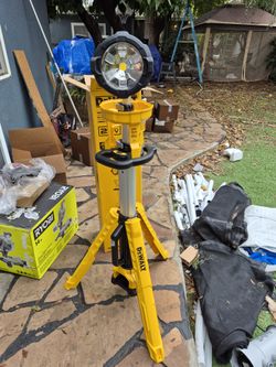 DEWALT 20V MAX 3000-Lumen Adjustable LED Tripod Light