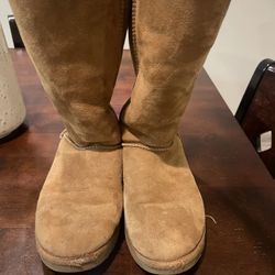 UGG Classic II Boot, size 9 in Chestnut Suede - used