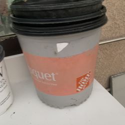 5 medium size potsPlastic pots