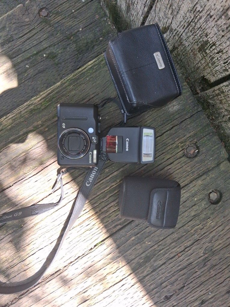 Canon camera with flash 22 0 E x Speed light