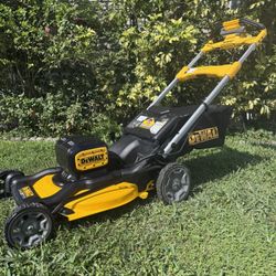  BRAND NEW IN A BOX DEWALT XR 21 INCH / 2X 20 V BRUSHLESS MAX REAR WHEEL DRIVE , SELF PROPELLED MOWER INCLUDES 2  10H BATTERY AND 2 CHARGERS. UP TO 80