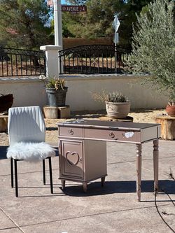 Vanity Desk with Heart Cabinet Door