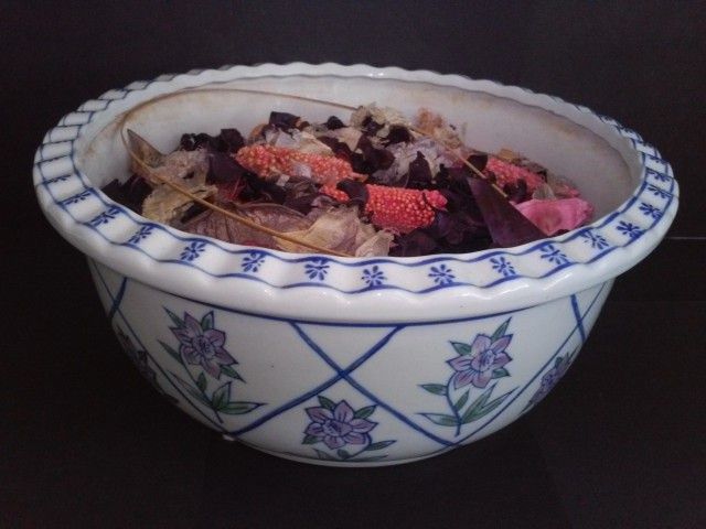 POT OR DECORATIVE BOWL, PORCELAIN, RUFFLE EDGE, BLUE TRIMS WITH LAVENDER FLOWERS, RARE FIND
