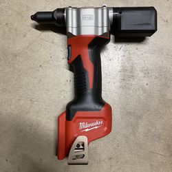 Milwaukee M12 Rivet Tool