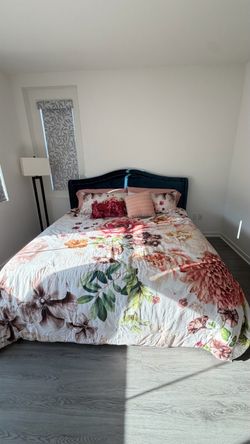 Gorgeous King Size navy blue velvet upholstered platform bed frame in great condition!