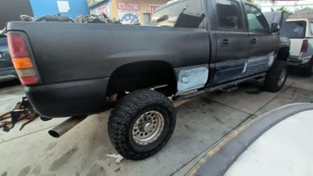 CHEVY SILVERADO...2500..8.1... PARTING OUT .."2002"