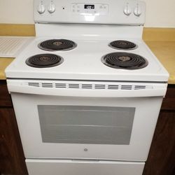 GE 30-in Freestanding Electric Range (Stove & Oven)