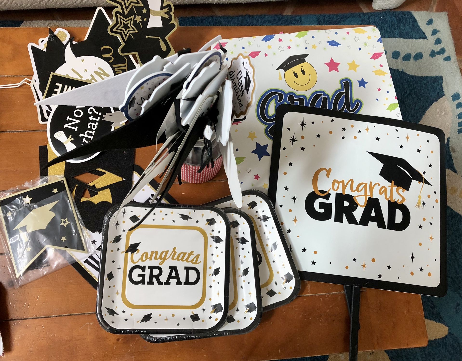 Graduation decorations / party supplies & plates