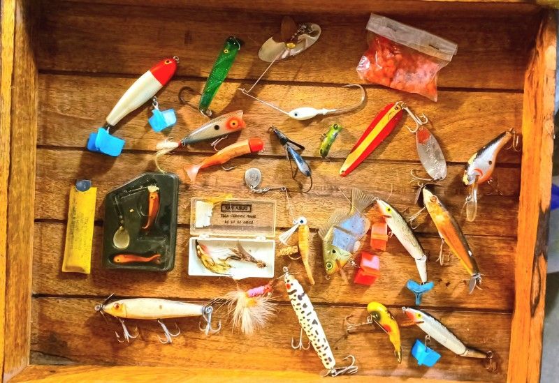 COLLECTOR VINTAGE AND NEW FISHING LURES AND ACCESSORIES