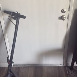NAVIC T9 Electric Scooter – Like New / Ready for Summer!