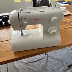 SINGER Tradition Sewing Machine – Great Condition