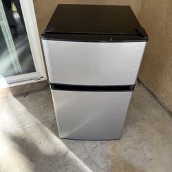 Frigidaire mini Fridge