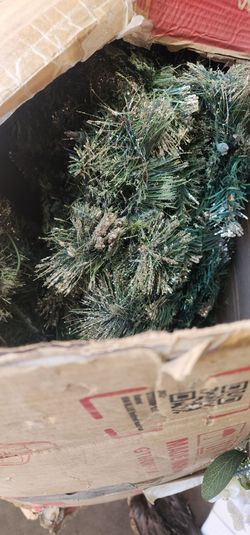 7.5 Christmas tree gold glitter lights up  FREE  ON OSWELL ST NEAR VIRGINIA AVE