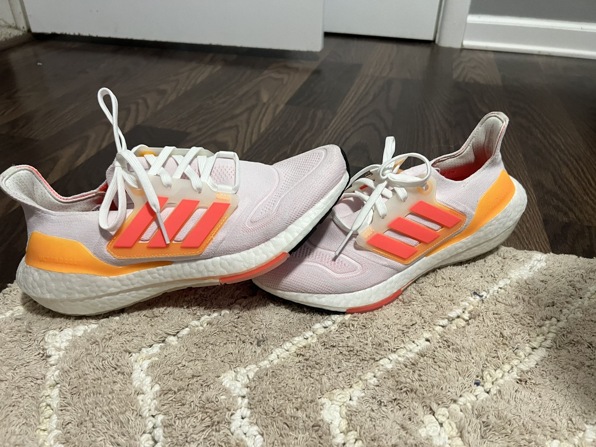 Women’s Adidas Ultraboost 22 (Size 9.5)