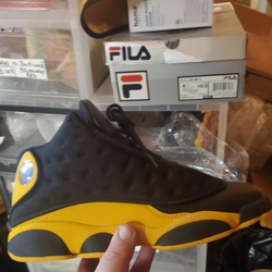 Jordan retro 13 black & yellow new size 10.5