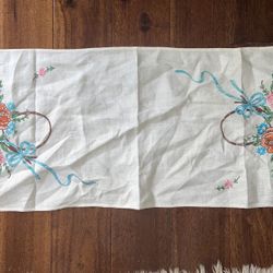Vintage Linen Floral Hand Embroidered Ivory Table Runner.  Size 13”x34”. 