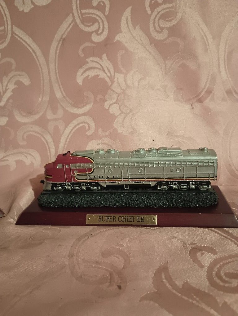 Santa Fe Super Chief E-8 Locomotive Desk Decor 