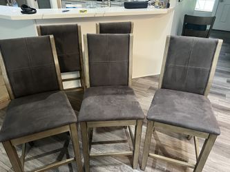 Table + 5 High Chairs